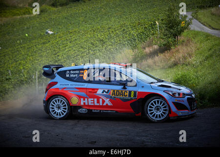 Neumagen, Germania. 24 Ago, 2014. Dani Sordo della Spagna e il co-pilota Marc Martin di Spagna passano la fase speciale nella loro Hyundai durante l'ADAC Rallye Deutschland del WRC World Rally Championship vicino Neumagen, Germania, 24 agosto 2014. Foto: THOMAS FREY/dpa/Alamy Live News Foto Stock