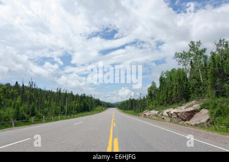 Autostrada Trans-Canada lungo Lago Superior shore Foto Stock