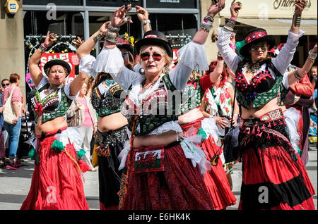 Un Welsh danza del ventre gruppo che partecipa in Cardiff Pride Parade. Foto Stock