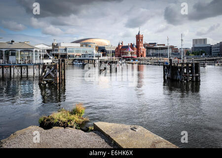 I resti di vecchi pontili in legno nella Baia di Cardiff. Foto Stock