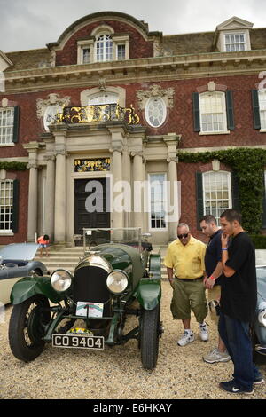 Old Westbury, New York, Stati Uniti - 23 agosto 2014 - I visitatori sono in cerca di un verde Bentley 1926 3 litro storico di auto di lusso, proprietario Edward LaBounty, parcheggiato di fronte alla villa a La cinquantaquattresima annuale di Long Island Festival scozzese e Giochi delle Highland, co-ospitato da L. I. Scottish Clan MacDuff, presso Old Westbury Gardens sull isola lungo la Gold Coast. Credito: Ann e Parry/Alamy Live News Foto Stock