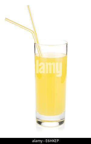 Il succo di limone di vetro con due cannuccia. Isolato su sfondo bianco Foto Stock