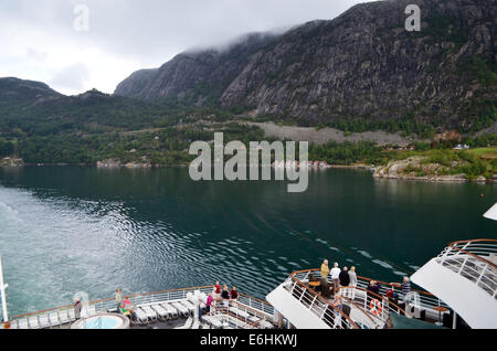 Il battello prosegue lungo la costa norvegese, costantemente rendendo il suo modo sud,oltre le piccole isole. Foto Stock