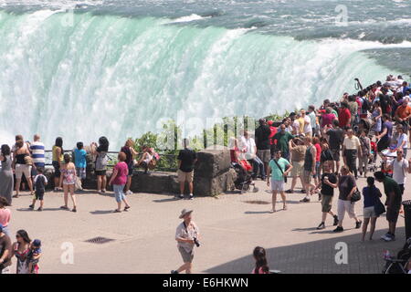 Tabella Rock è al cuore del Niagara Parks - dove ogni anno oltre 8 milioni di visitatori sostare vicino al assordanti acque Foto Stock