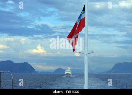 Il battello prosegue lungo la costa norvegese, costantemente rendendo il suo modo sud,oltre le piccole isole. Foto Stock