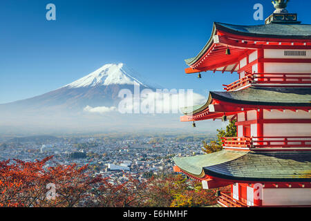 Mt. Fuji, Giappone visto dal Chureito Pagoda in autunno. Foto Stock