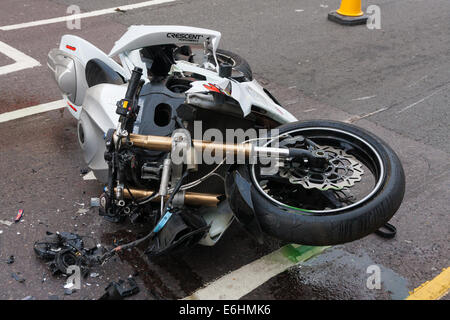 Londra, Regno Unito. 24 Agosto, 2014. Paramedici e vigili del fuoco di occuparsi di un ferito biker che sembrava avere eseguito nel retro di un auto in corrispondenza dell'intersezione di Chamberlayne Road e Harvist strada in Kensal Green. Un certo numero di motociclisti era stato ruggente su e giù per la strada come primo giorno del carnevale di Notting Hill è venuto a una stretta. Credito: Paolo Davey/Alamy Live News Foto Stock