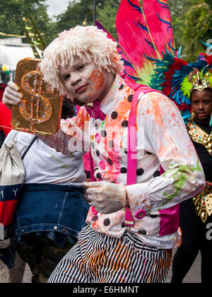 Londra, Regno Unito. 24 Ago, 2014. Un giovane uomo in un clown custumee dopo aver preso parte alla lotta di vernice gode la giornata dei bambini parade presso il carnevale di Notting Hill Londra, Regno Unito. Credito: Mamusu rileva Kallon/Alamy Live News Foto Stock