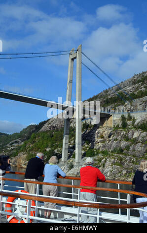 Il battello prosegue lungo la costa norvegese, costantemente rendendo il suo modo sud,oltre le piccole isole.passato un ponte . Foto Stock