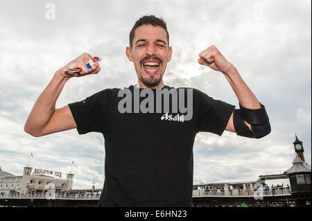 Brighton, Regno Unito. 24 Ago, 2014. Per celebrare il nuovo record del mondo - Francois Monin, assistente bar manager al Lucky Voice, Brighton, imposta un mondo nuovo record di velocità per l'apertura 2000 bottiglie di birra. Egli ha infranto la corrente Guinness World Record che sorgeva a 28 minuti 11secondi da quasi 4 minuti, apertura 2030 bottiglie in 24 minuti 37 secondi. La manifestazione si è svolta a Azure bar e ristorante sulla spiaggia di Brighton tra Brighton Pier e Brighton ruota ed è stato sponsorizzato da Asahi Beer. Credito: Julia Claxton/Alamy Live News Foto Stock