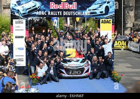 Trier, Germania. 24 Ago, 2014. Thierry Neuville (R) e co-pilota Nicolas Gilsoul del Belgio celebrare la loro vittoria con la Hyundai Motorsport team dopo l'ADAC Rallye Deutschland del WRC World Rally Championship nella parte anteriore del Porta Nigra a Treviri, Germania, 24 agosto 2014. Foto: THOMAS FREY/dpa/Alamy Live News Foto Stock