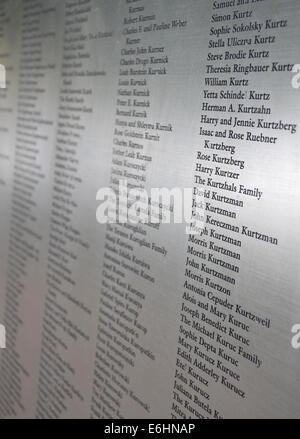 Nomi degli immigrati sul monumento di Ellis Island. Foto Stock