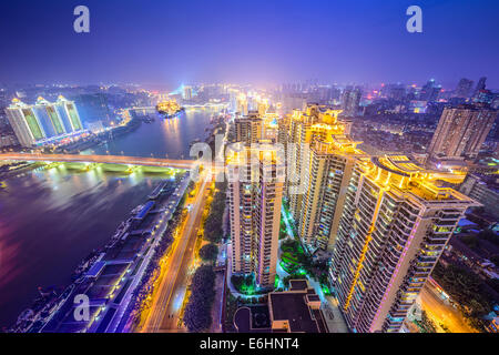 Fuzhou, Fujian, Cina cityscape sul fiume Ming. Foto Stock