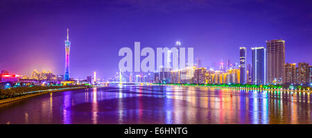 Guangzhou - Cina skyline della città panorama sul fiume Pearl. Foto Stock