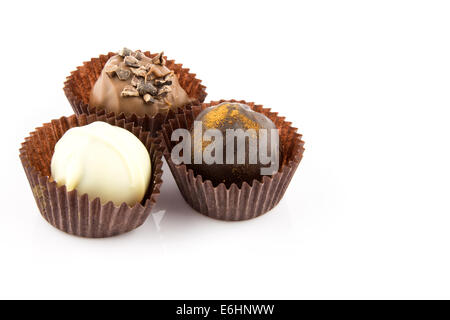 Praline di cioccolato con mandorle e cannella e liquore champagne isolato su sfondo bianco Foto Stock