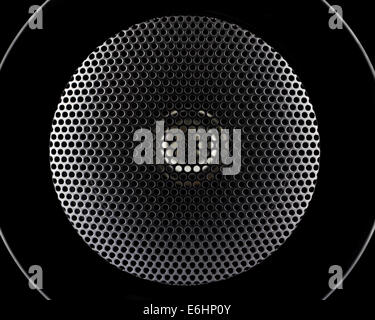 Primo piano della black music speakers membrana isolata su sfondo nero Foto Stock