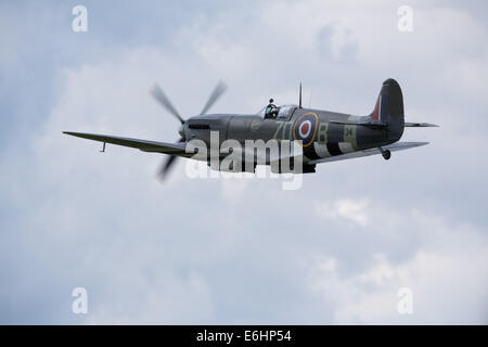 Dunsfold, UK. 23 Ago, 2014. Il Supermarine Spitfire Mk IXB Guerra Mondiale 2 aerei da combattimento visto qui è stato costruito nel 1943 ed era volato in azione dal Sud Africa, Flt. Lt. Henry Lardner-Burke, di 222 Squadrone, che ha totalizzato il sette e mezzo di vittorie e tre danneggiato. Questo Spitfire anche servito con il Royal Netherlands Air Force e con il belga Air Force. Nel 1956 divenne un civile e restituito al Regno Unito. Ray Hanna hanno comprato MH-434 in 1983 e la vecchia macchina volante Azienda nasce. Credito: Niall Ferguson/Alamy Live News Foto Stock