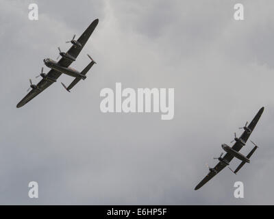 Dunsfold, UK. 23 Ago, 2014. La Canadian Warplane Heritage Museum Avro Lancaster Mk. X Guerra Mondiale 2 bombardiere pesante è nel Regno Unito per un mese e fornisce la possibilità di vedere e il Battle of Britain Memorial Flight Avro Lancasterflying insieme nel Regno Unito. Il canadese del piano è dedicato alla memoria di P/0 Andrew Mynarski VC Credito: Niall Ferguson/Alamy Live News Foto Stock