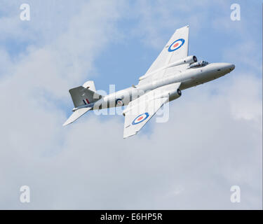 Dunsfold, UK. 23 Ago, 2014. Aerodromo di Dunsfold nel Surrey tiene annualmente un motore e su airshow a Ferragosto weekend. Qui English Electric Canberra PR9 bombardiere e aerei di ricognizione, possedute da Midair Squadron visualizza sabato 23 Credito: Niall Ferguson/Alamy Live News Foto Stock