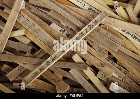 Giapponese in legno bastoncini di preghiera con il messaggio per l'uso alla sacra cerimonia religiosa Foto Stock