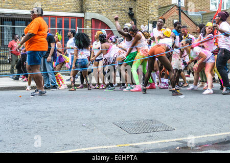 Carnevale di Notting Hill 2014, bambini del giorno di domenica Foto Stock