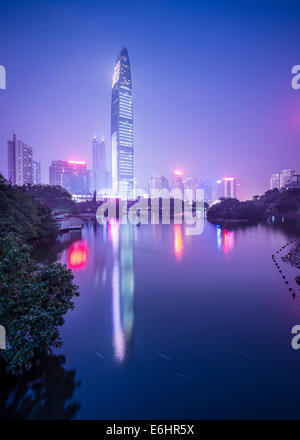 Shenzhen, Cina skyline della città al crepuscolo. Foto Stock