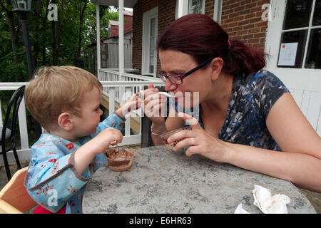 Una madre e figlio godendo di un gelato insieme Foto Stock