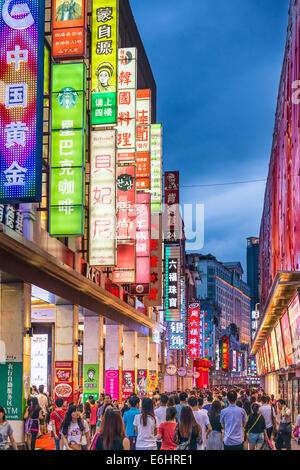 I pedoni attraversano Shangxiajiu strada pedonale, Guangzhou, Cina. Foto Stock