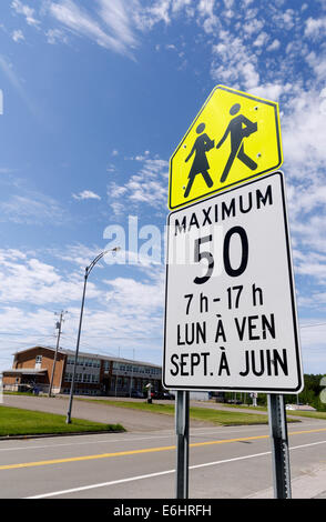 Limite di velocità massima di 50km/h al di fuori di una scuola in Quebec, Canada Foto Stock