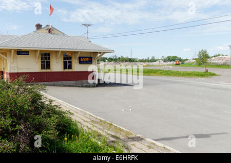 Un abbandono della stazione ferroviaria di Chandler nelle zone rurali a est della Quebec, Canada Foto Stock