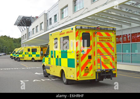 Est dell'Inghilterra ambulanza arrivo al reparto di emergenza e incidente del Broomfield Hospital con parte del porto di Heli sul tetto in alto a sinistra Essex Inghilterra UK Foto Stock