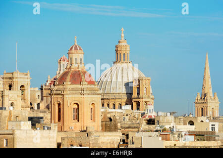 In prossimità della parte di La Valletta skyline di cupole della chiesa guglie e torri visto dalla nave da crociera nel Porto Grande di La Valletta a Malta Foto Stock