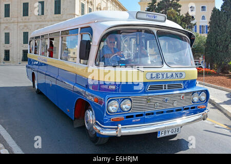 Conserve di vecchio blu bus di Malta costruito da Leyland eseguendo una escursione turistica di La Valletta Malta Europa Foto Stock