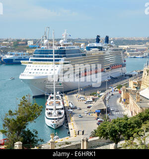 Grande e moderna nave da crociera Celebrity Silhouette ormeggiata in casa sua porta nel Porto Grande di La Valletta Foto Stock