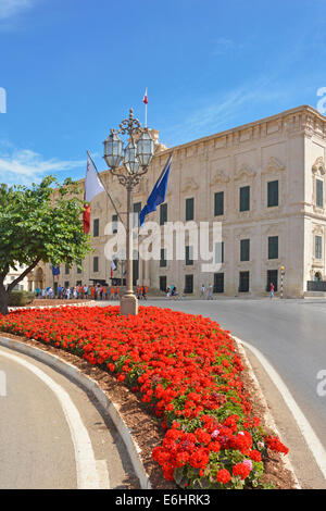 Auberge de Castiglia e costruzione di La Valletta che è l'ufficio del Primo ministro di Malta visto con gerani in fiore Foto Stock