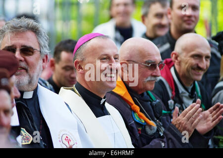 Marek Solarczyk, Vescovo ausiliare della diocesi di Varsavia-Praga, saluta i partecipanti del XIV International Motorcycle Rally di Katyn. Varsavia, Polonia. Foto Stock