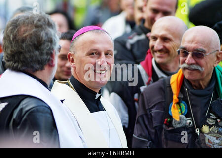 Marek Solarczyk, Vescovo ausiliare della diocesi di Varsavia-Praga, saluta i partecipanti del XIV International Motorcycle Rally di Katyn. Varsavia, Polonia. Foto Stock