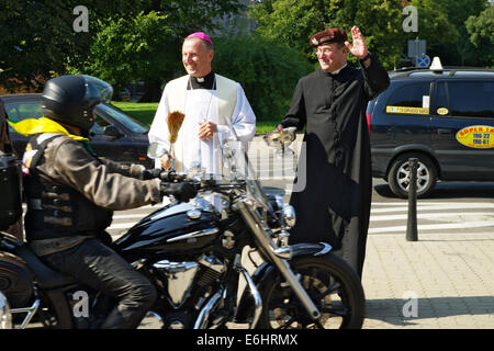 Marek Solarczyk, Vescovo ausiliare della diocesi di Varsavia-Praga, benedice i partecipanti del XIV International Motorcycle Rally di Katyn. Varsavia, Polonia. Foto Stock