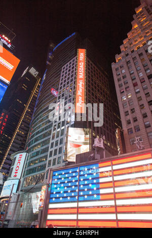 Famosa Times Square con la sostanza fluorescente-lit bandiera americana di notte a Manhattan Foto Stock