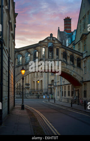 Serata durante il "Ponte dei Sospiri' - ponte di crossover su nuovo College Lane a Hertford College di Oxford, Inghilterra Foto Stock