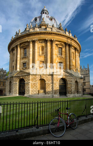 La mattina presto sotto la Radcliffe Camera, Oxford University, Oxfordshire, Inghilterra Foto Stock