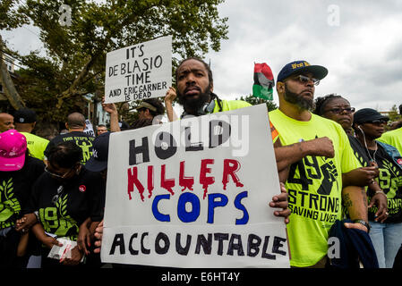 La Staten Island, New York, Stati Uniti d'America. 23 Agosto, 2014. Migliaia hanno marciato attraverso Stapleton, SI per protestare contro l' uccisione di Eric Garner e mettere fine alla brutalità della polizia. Credito: Stacy Rosenstock Walsh/Alamy Live News Foto Stock