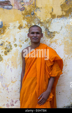 Giovane debuttante monaco buddista in una tunica arancione in un monastero a Battambang, Cambogia. Foto Stock