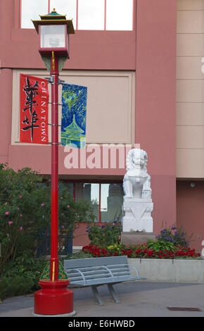 Calgary Centro Culturale Cinese lampada, panca e statua del leone nel centro della città Foto Stock