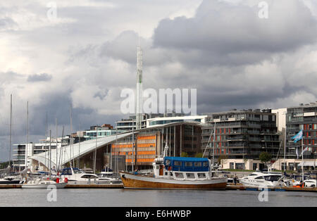 Tjuvholmen rinnovamento urbano sul lungomare di Oslo con il Astrup Fearnley Art Museum e il picco di Sneak ascensore di vetro. Foto Stock