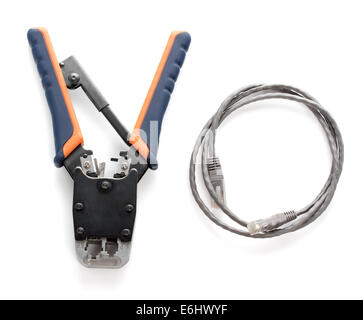 Attrezzo per la crimpatura dei doppini intrecciati su uno sfondo bianco, isolato Foto Stock