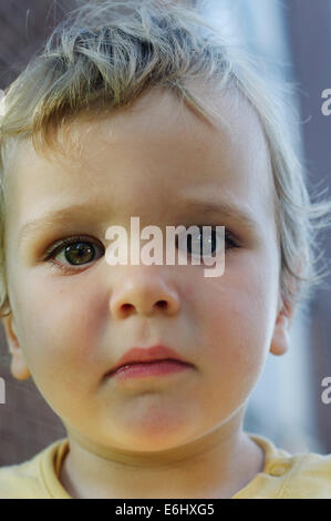 Ritratto di un bel 2 yr old boy Foto Stock