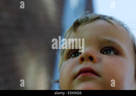 Ritratto di un bel 2 yr old boy Foto Stock