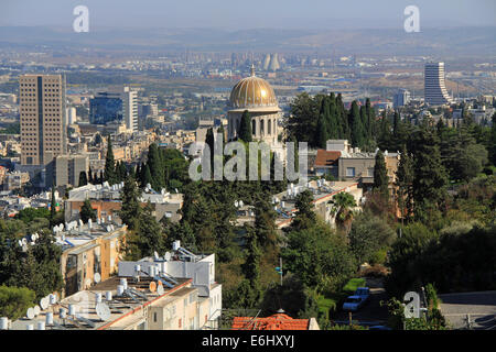 Vista di Haifa in Israele con la bellissima cupola del Santuario del Bab sul Monte Carmelo e una centrale nucleare in background. Foto Stock