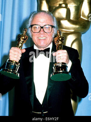 RICHARD ATTENBOROUGH (Agosto 29, 1923 - 24 agosto 2014) era un attore inglese, regista, produttore e imprenditore. Egli è stato presidente della Reale Accademia di Arte Drammatica (RADA). Ha vinto due premi Oscar come regista e produttore per "Gandhi" nel 1983. Egli ha anche vinto quattro premi BAFTA e quattro Golden Globe Awards. Nella foto: Apr 11, 1983 - Hollywood, California, Stati Uniti - Sir Richard Attenborough con i due premi Oscar ha vinto per il suo film "Gandhi" in sala stampa durante il cinquantacinquesimo Academy Awards. © Laszlo Veres/Globe foto/ZUMAPRESS.com/Alamy Live News Foto Stock